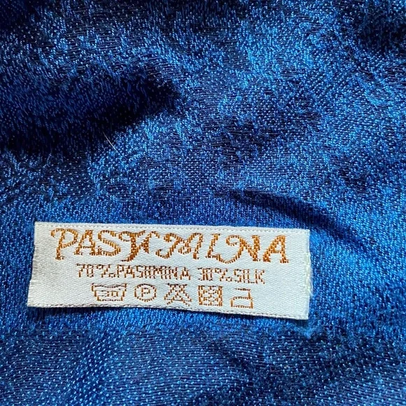 ⚜️Pashmina Scarf in Blue Paisley Pattern⚜️ - Picture 5 of 5